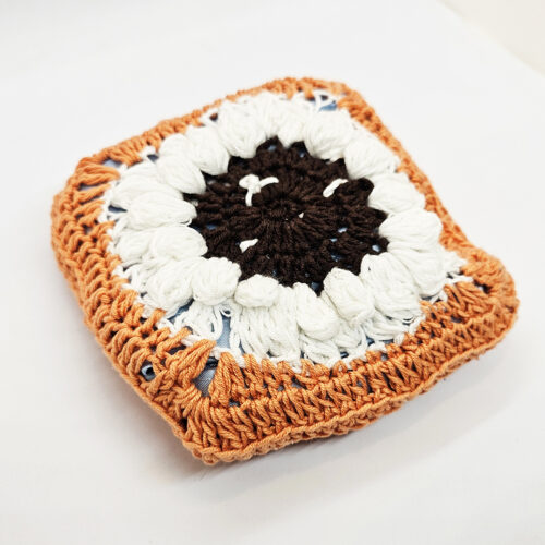 dziergana zabawka Poduszeczka – Przytulanka – Kwiaty – Nagietek morela i biały (3)