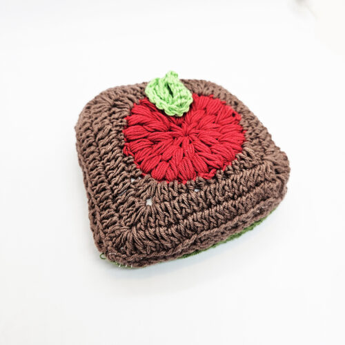 dziergana-zabawka-Poduszeczka – Przytulanka – Owoce - jabłko - brąz i czerwony (1)