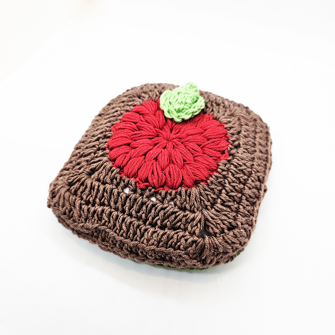 dziergana-zabawka-Poduszeczka – Przytulanka – Owoce - jabłko - brąz i czerwony (1)