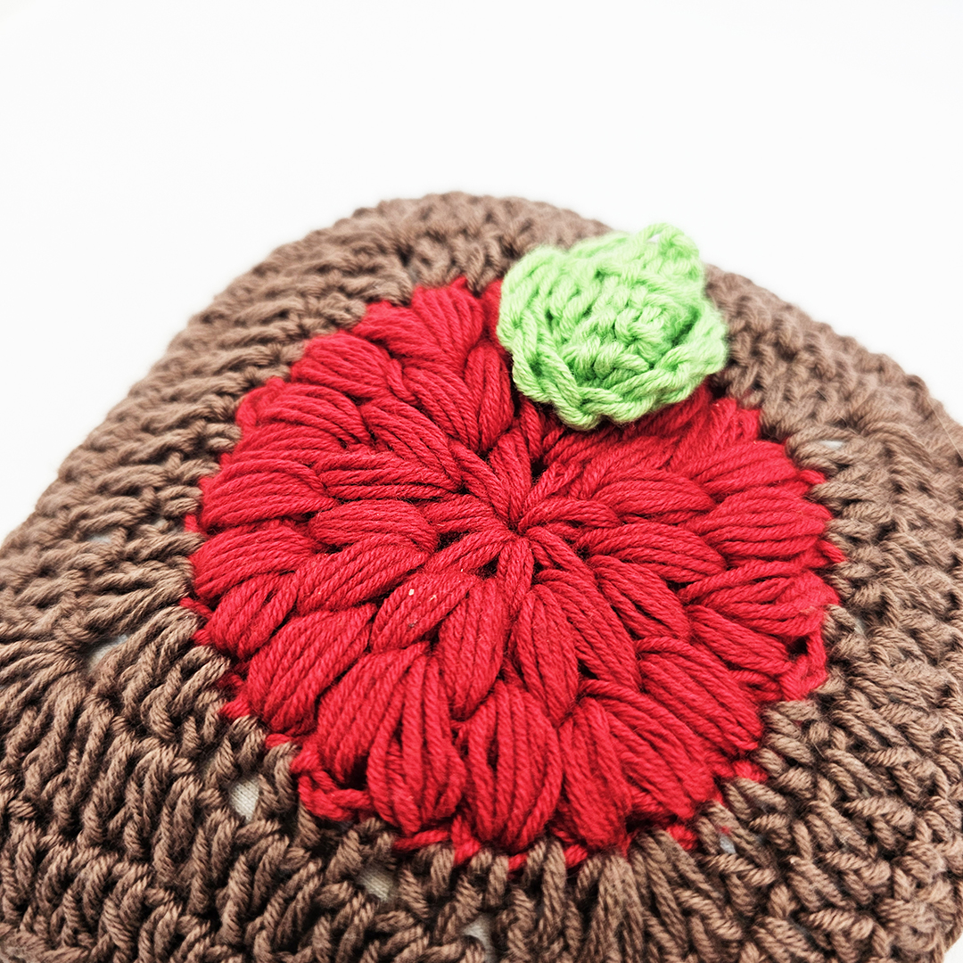 dziergana-zabawka-Poduszeczka – Przytulanka – Owoce - jabłko - brąz i czerwony (1)