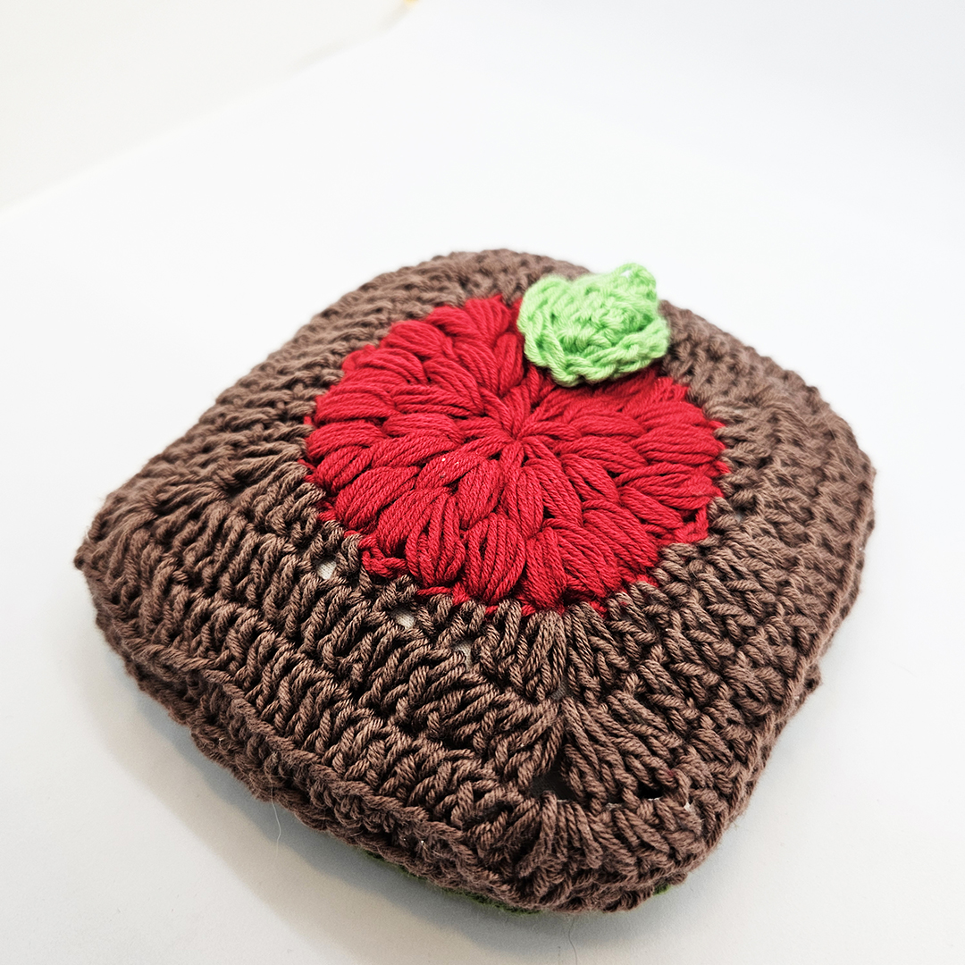 dziergana-zabawka-Poduszeczka – Przytulanka – Owoce - jabłko - brąz i czerwony (1)