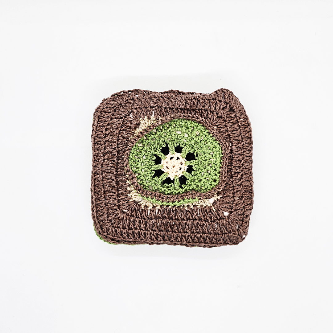 dziergana zabawka Poduszeczka – Przytulanka – Owoce kiwi brąz i zieleń (2)