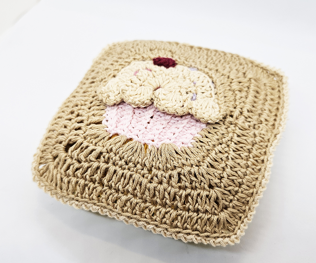 dziergana zabawka Poduszeczka – Przytulanka – slodycze beż róż i krem (2)