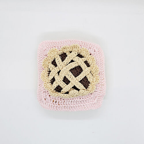 dziergana zabawka Poduszeczka – Przytulanka – slodycze jasny róż i krem (1)