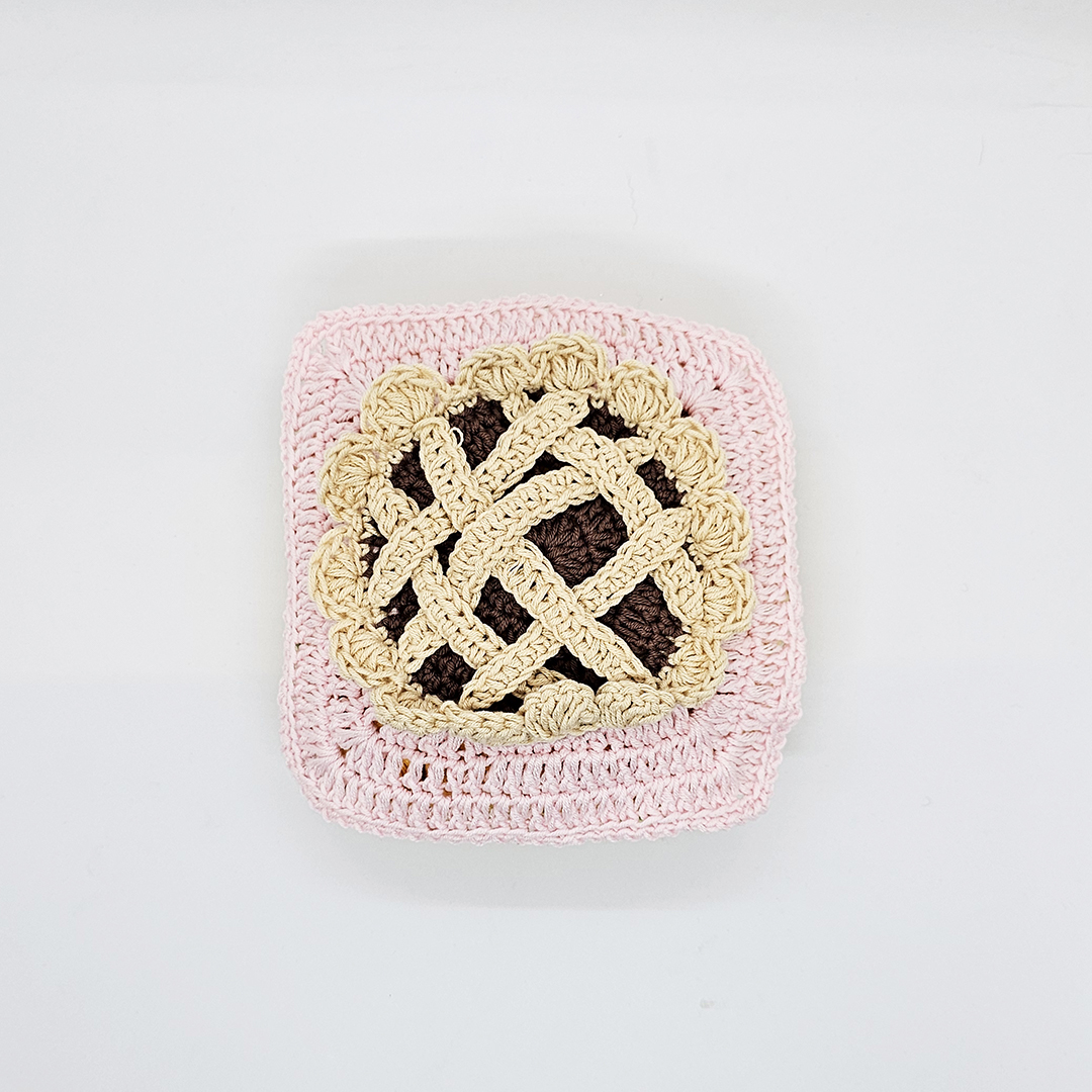 dziergana zabawka Poduszeczka – Przytulanka – slodycze jasny róż i krem (1)