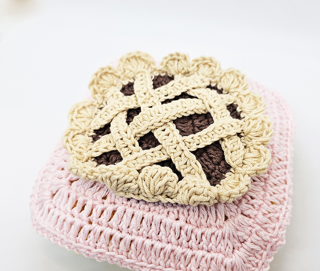 dziergana zabawka Poduszeczka – Przytulanka – slodycze jasny róż i krem (2)