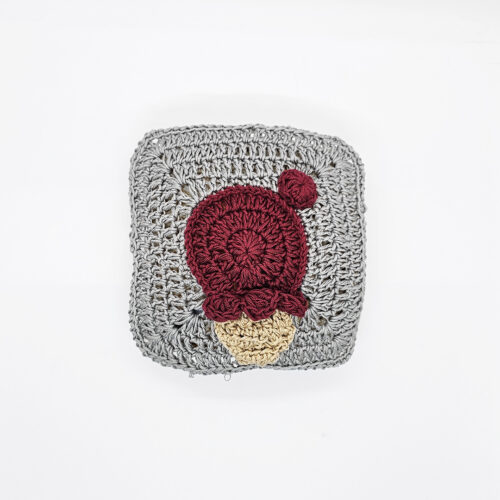 dziergana zabawka Poduszeczka – Przytulanka – slodycze szary i burgund (1)